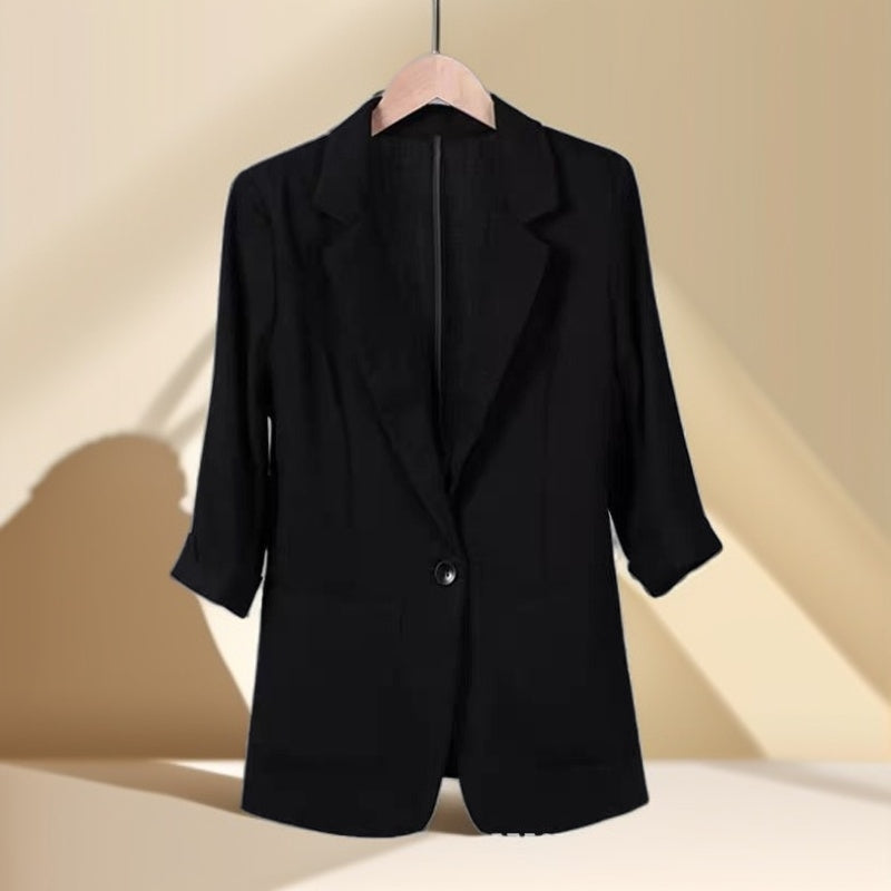 Ladies ¾ Blazer with one-button.